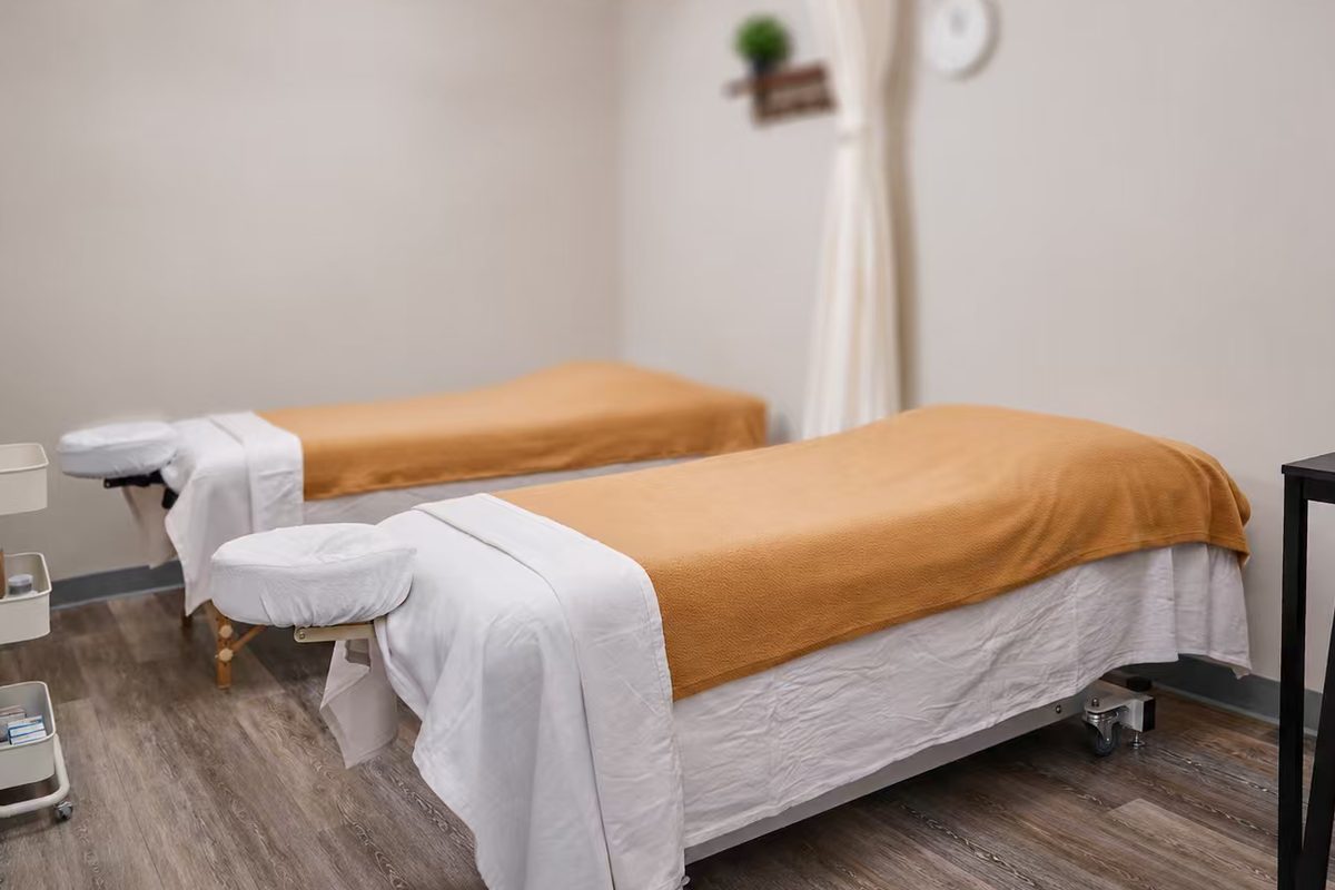 The couples room: two treatment tables side by side
